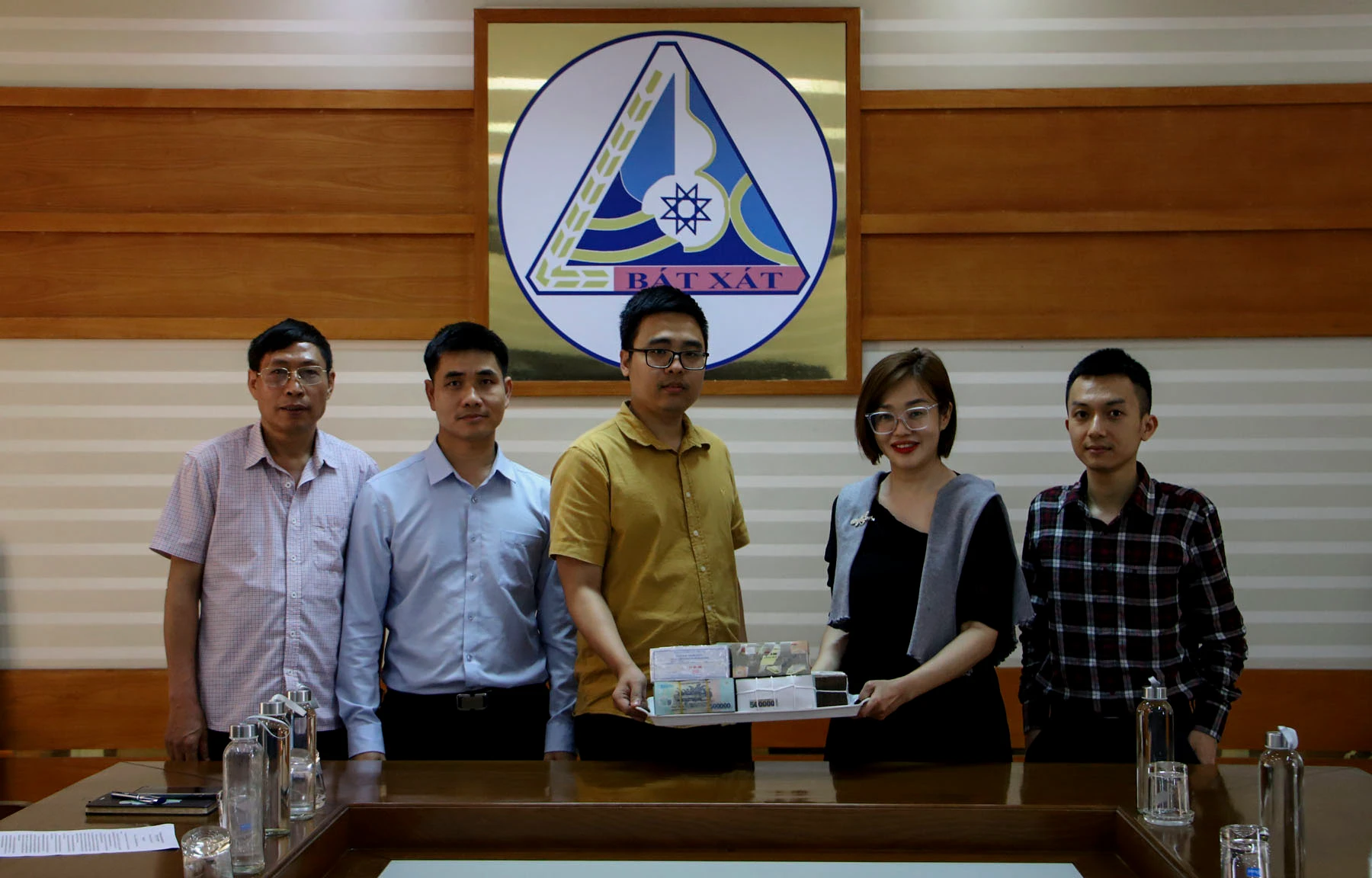 Anh Lê Trọng Dũng bàn giao số tiền còn lại cho Công ty TCBS trước sự chứng kiến của các nhân chứng.jpg