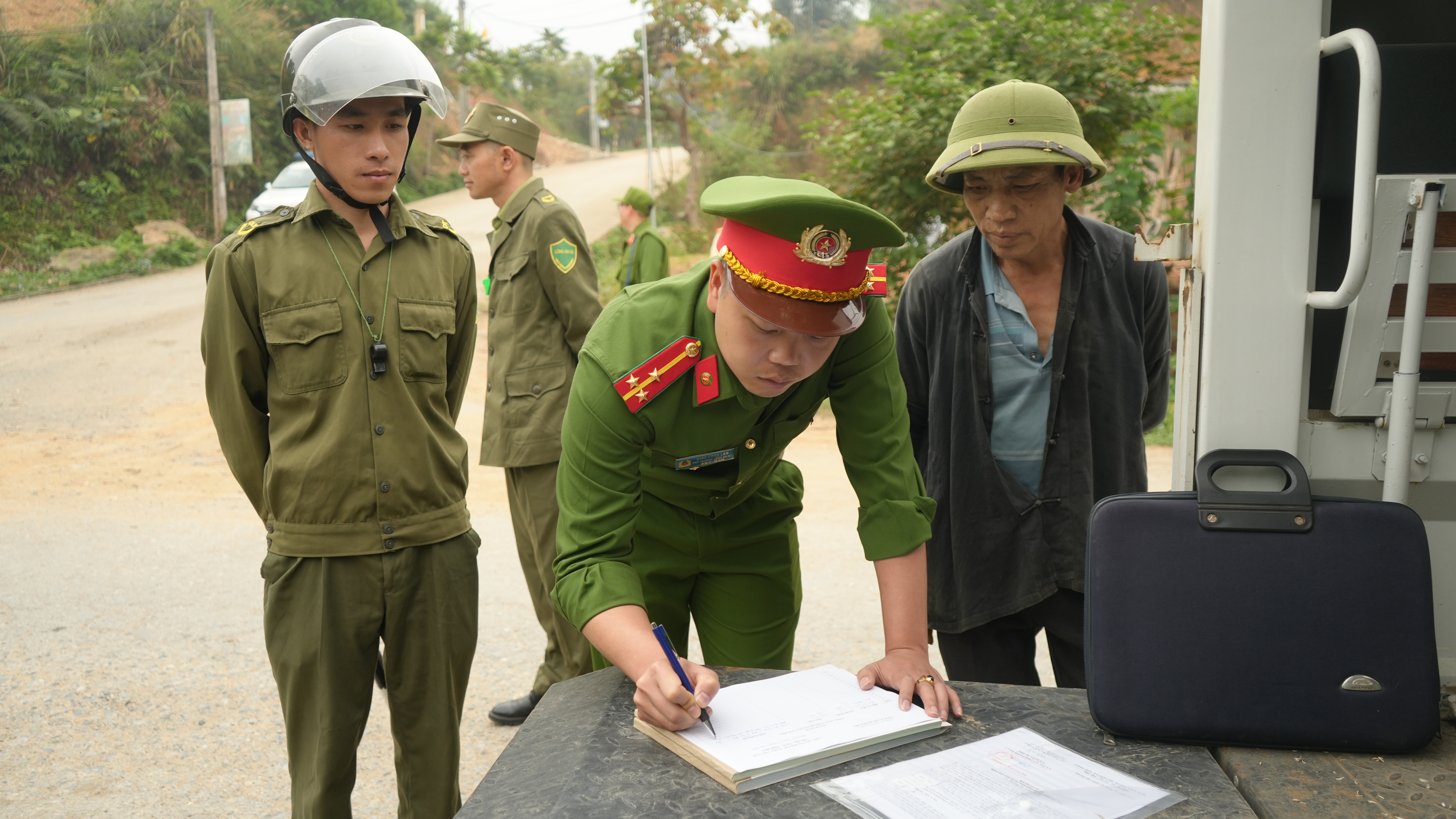 Ngày đầu ra quân, lực lượng chức năng đã tuyên truyền, xử lý hơn 60 trường hợp vi phạm. DSC07581.JPG