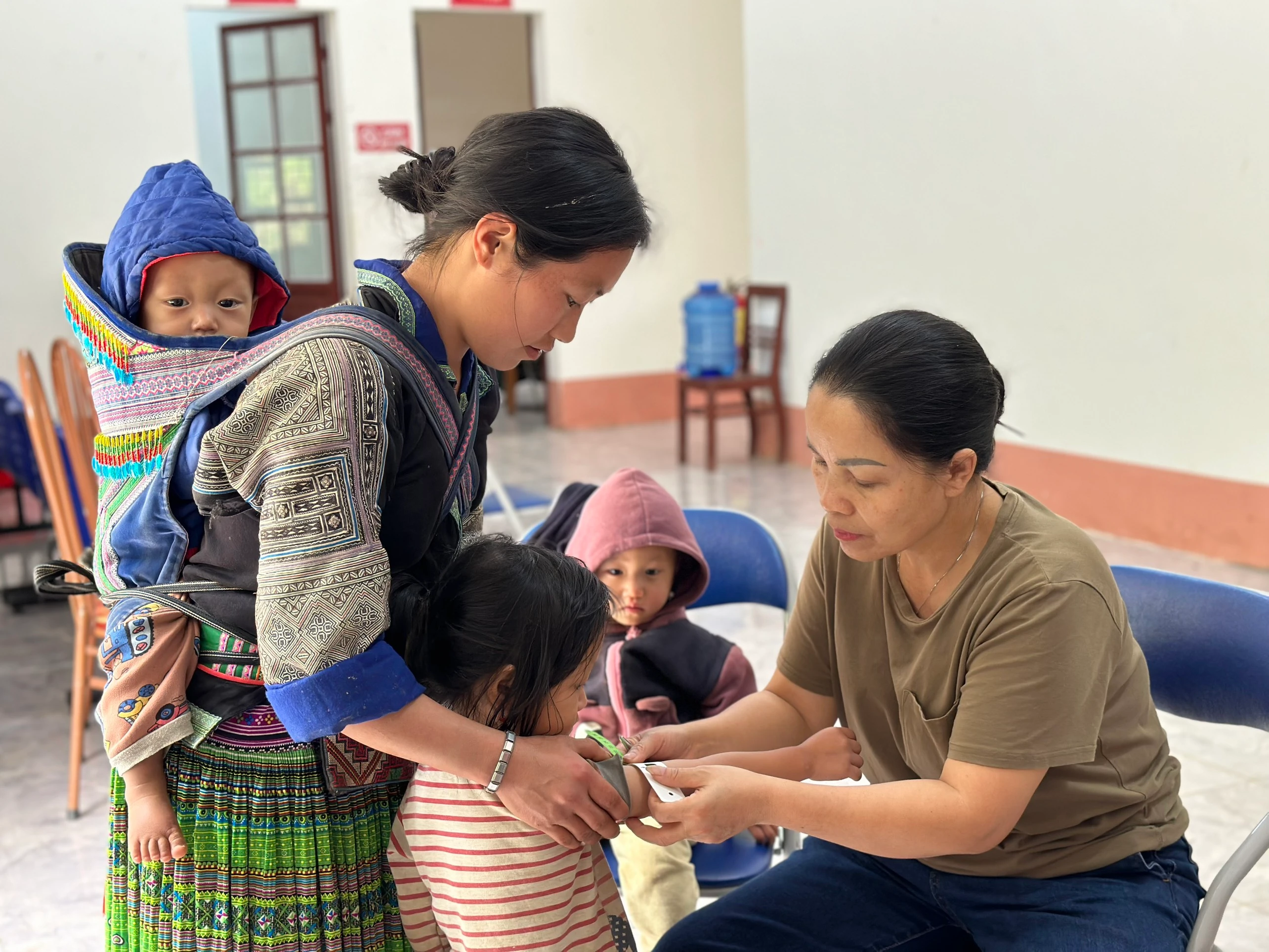 anh 2 tin be mac hoi nghi.jpg