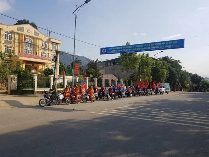 Các hoạt động diễu hành tuyên truyền về tiết kiệm điện và các dịch vụ điện được triển khai thường xuyên tại đơn vị..jpg