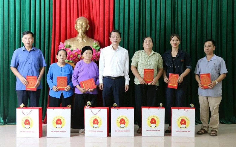 Lãnh đạo Ban Tuyên giáo Trung ương tặng quà người dân thôn Thia, xã Tân Trào nhân dịp về nguồn kỷ niệm 93 năm Ngày truyền thống ngành tuyên giáo. (Ảnh: Tạp chí Tuyên giáo)