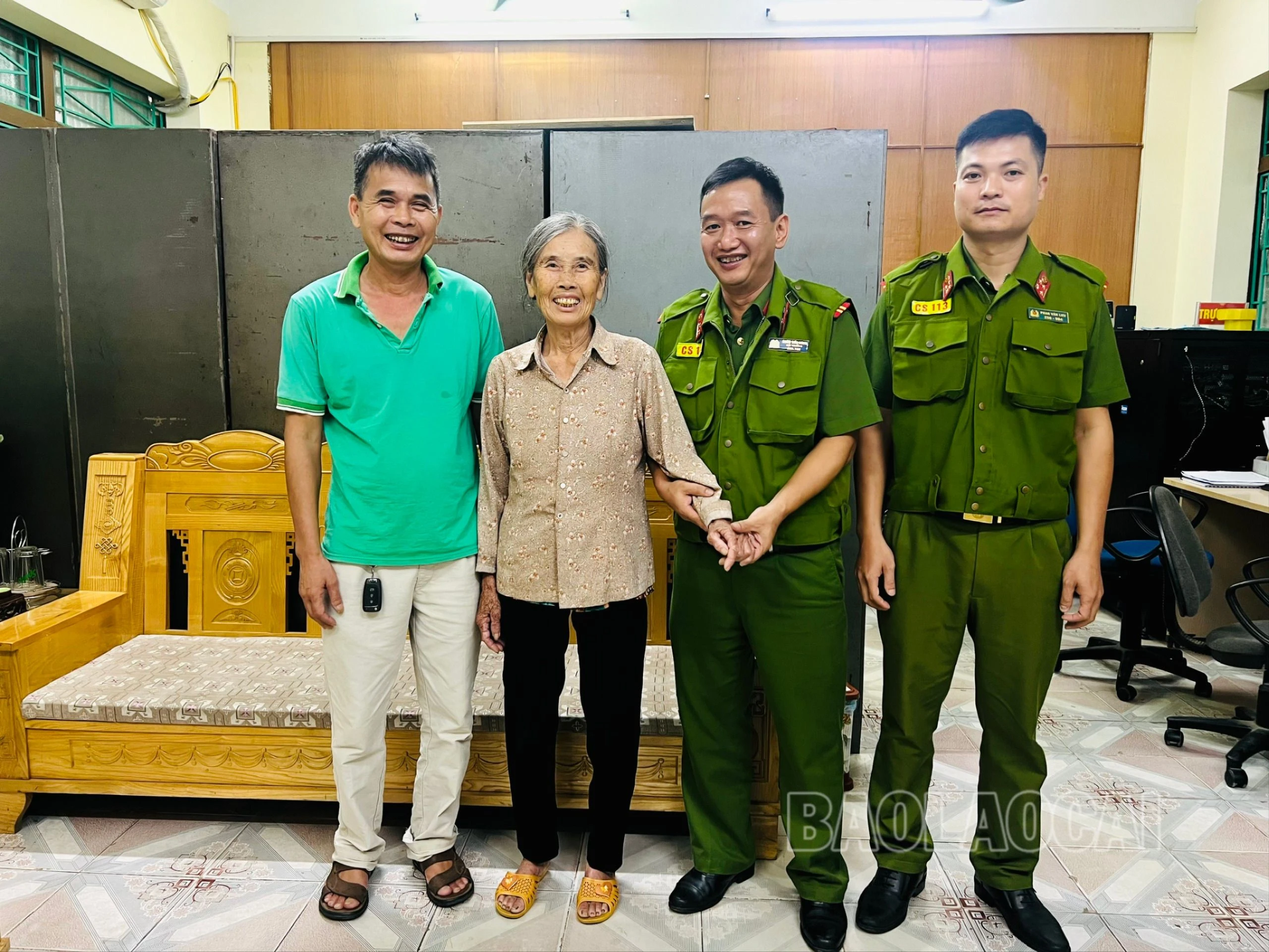 Ảnh 1. Đội Cảnh sát 113 bàn giao cụ bà Nguyễn Thị Nhị về với gia đình.jpg