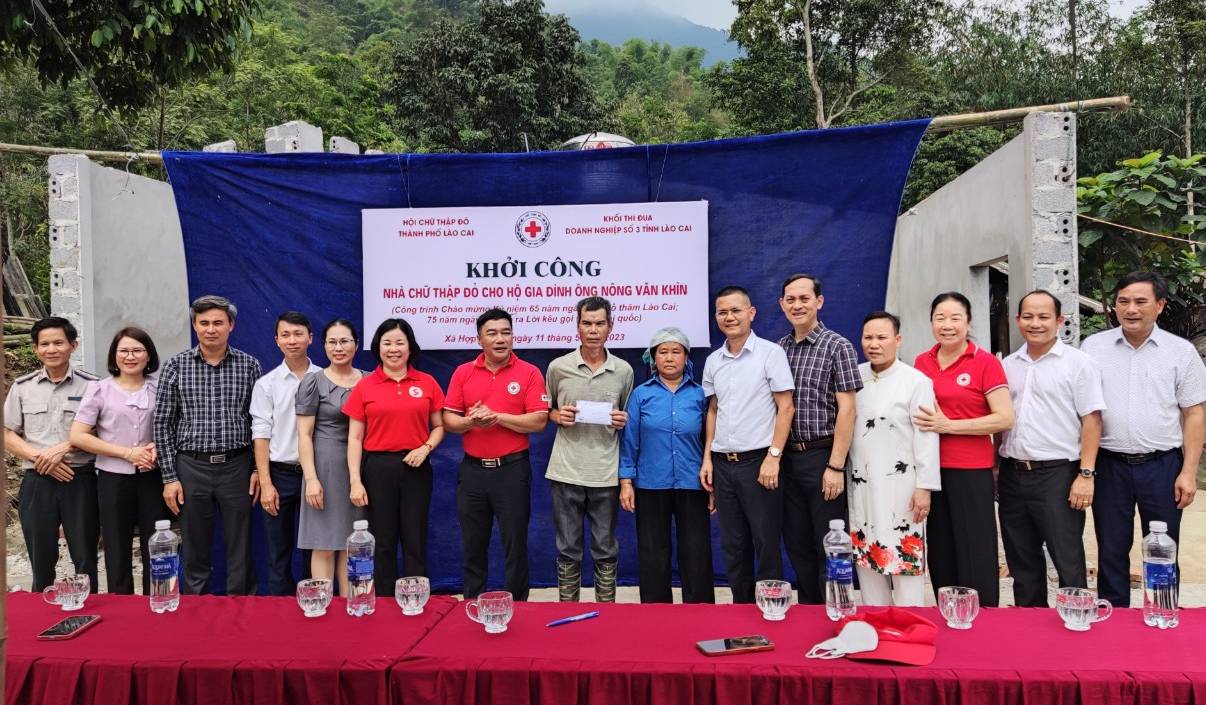 Trao kinh phí hỗ trợ hộ khó khăn tại lễ khởi công nhà “Chữ thập đỏ”. Trao kinh phí hỗ trợ cho gia đình tại lễ khởi công (1).jpg