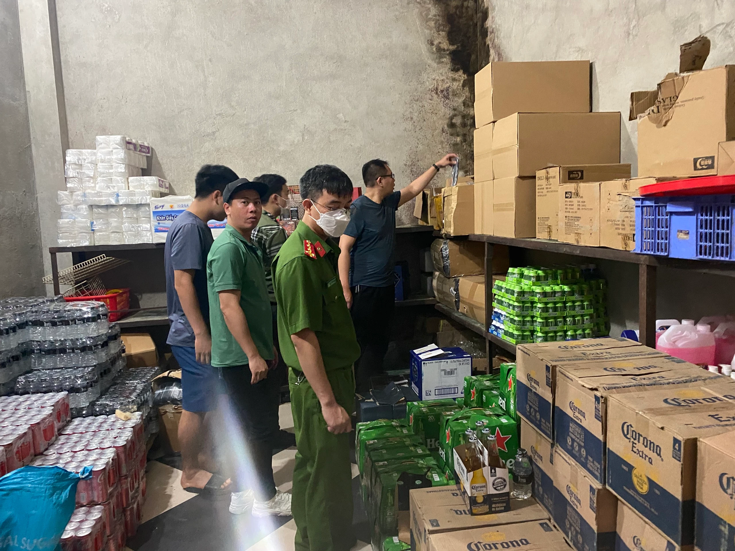 Ảnh 4. Kiểm tra kho hàng và các loại bia rượu của quán Bar .jpg