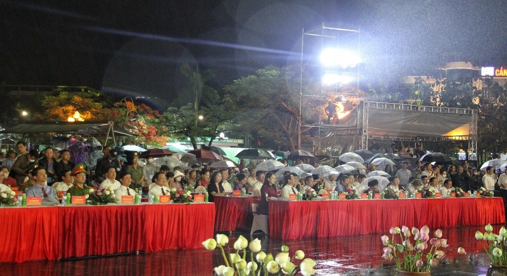 Các đại biểu Trung ương, các tỉnh, thành và nhân dân tham dự Lễ khai mạc Lễ hội làng Sen năm 2023.