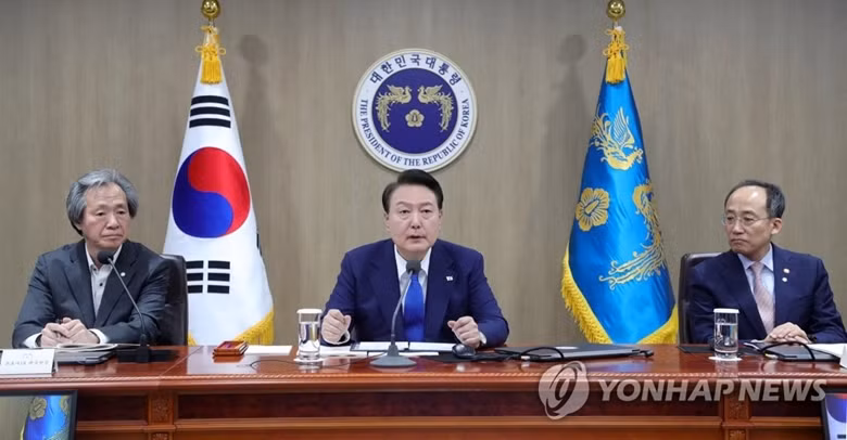 Tổng thống Yoon Suk Yeol (giữa) chủ trì cuộc họp ứng phó với COVID-19 tại văn phòng tổng thống ở Seoul ngày 11/5/2023.