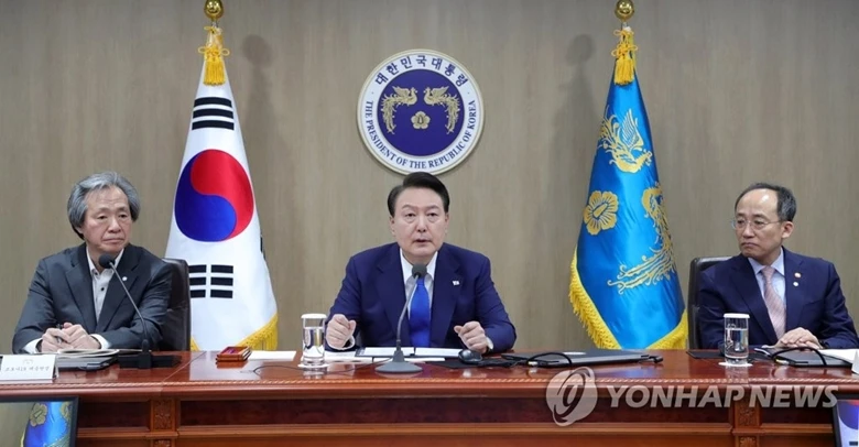 Tổng thống Yoon Suk Yeol (giữa) chủ trì cuộc họp ứng phó với COVID-19 tại văn phòng tổng thống ở Seoul ngày 11/5/2023.