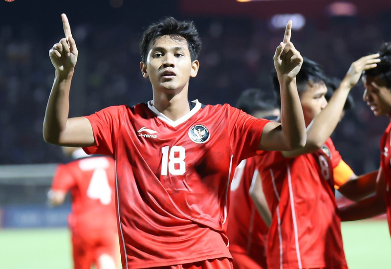 U22 Indonesia đánh bại chủ nhà U22 Campuchia với tỷ số 2-1. U22 Indonesia đánh bại chủ nhà U22 Campuchia với tỷ số 2-1.