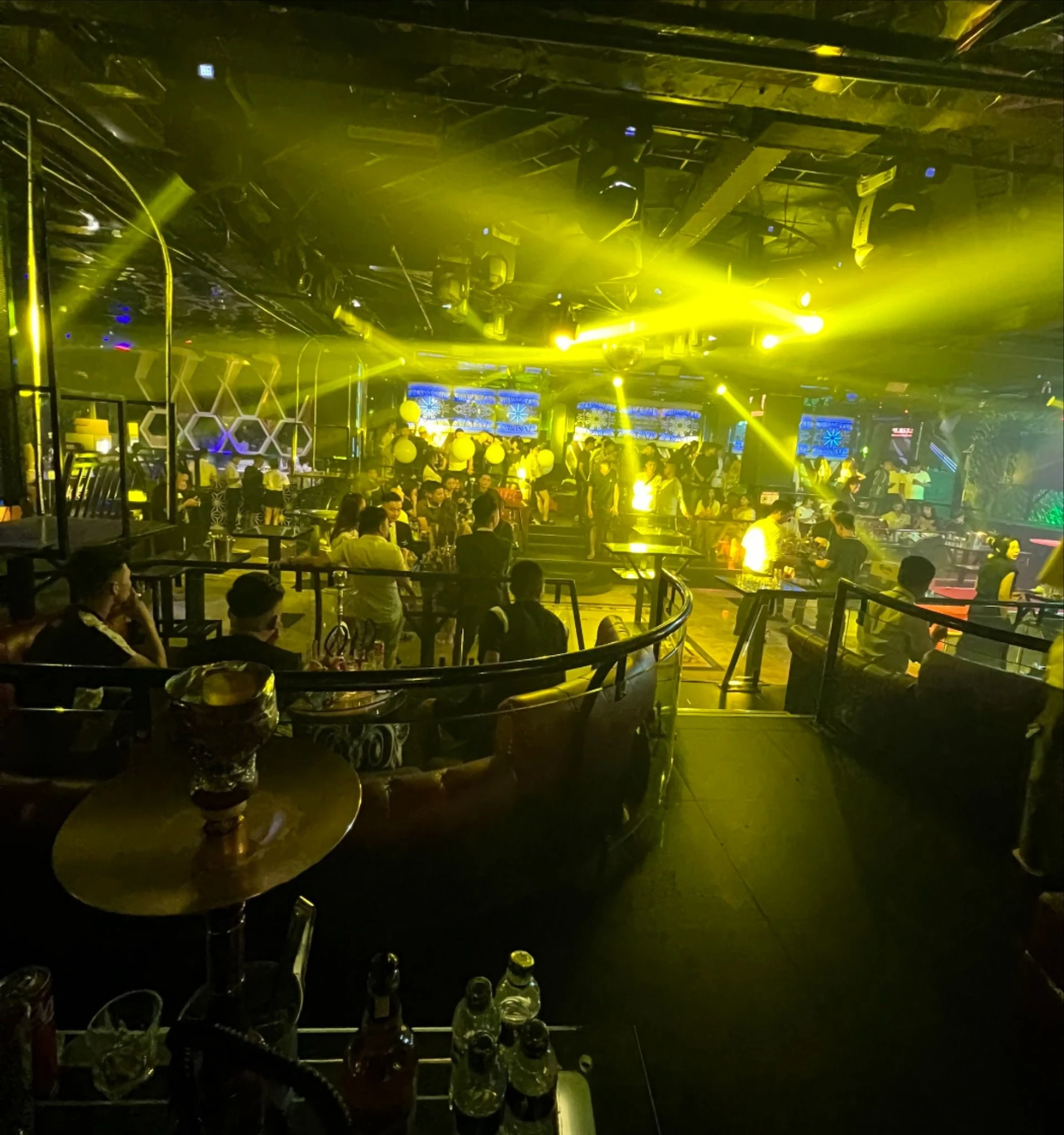 Ảnh 1. Quán bar ở thời điểm lực lượng kiểm tra.jpg