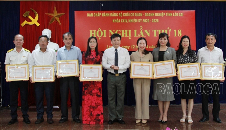 Trao Giấy khen của Đảng ủy Khối Cơ quan - Doanh nghiệp tỉnh cho các tập thể hoàn thành xuất sắc nhiệm vụ năm 2022. Ảnh: Quỳnh Trang Trao Giấy khen của Đảng ủy Khối Cơ quan - Doanh nghiệp tỉnh cho các tập thể hoàn thành xuất sắc nhiệm vụ năm 2022..jpg