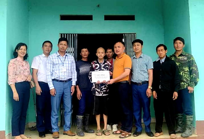 Trao tiền hỗ trợ cho em Sùng A Tùng. Trao tiền hỗ trợ cho em Sùng A Tùng.jpg