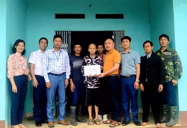 Trao tiền hỗ trợ cho em Sùng A Tùng.jpg