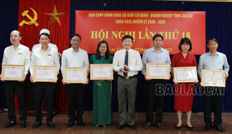 Trao Bằng khen của Tỉnh ủy cho các cá nhân hoàn thành xuất sắc nhiệm vụ 5 năm liền. Ảnh: Quỳnh Trang Trao Bằng khen của Tỉnh ủy cho các cá nhân hoàn thành xuất sắc nhiệm vụ 5 năm liền..jpg