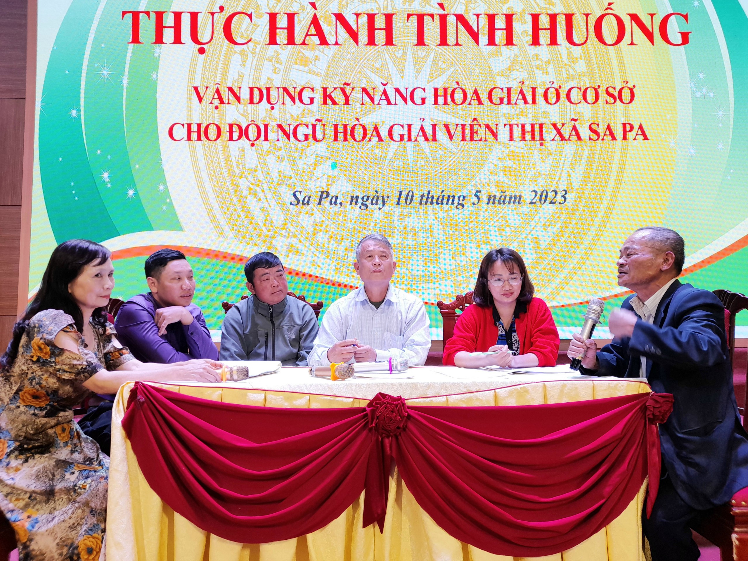 Thực hiện hòa giải một số tình huống giả định. Tổ hòa giải phường Sa Pả, Hàm Rồng giải quyết một tình huống giả định tại Hội nghị.jpg