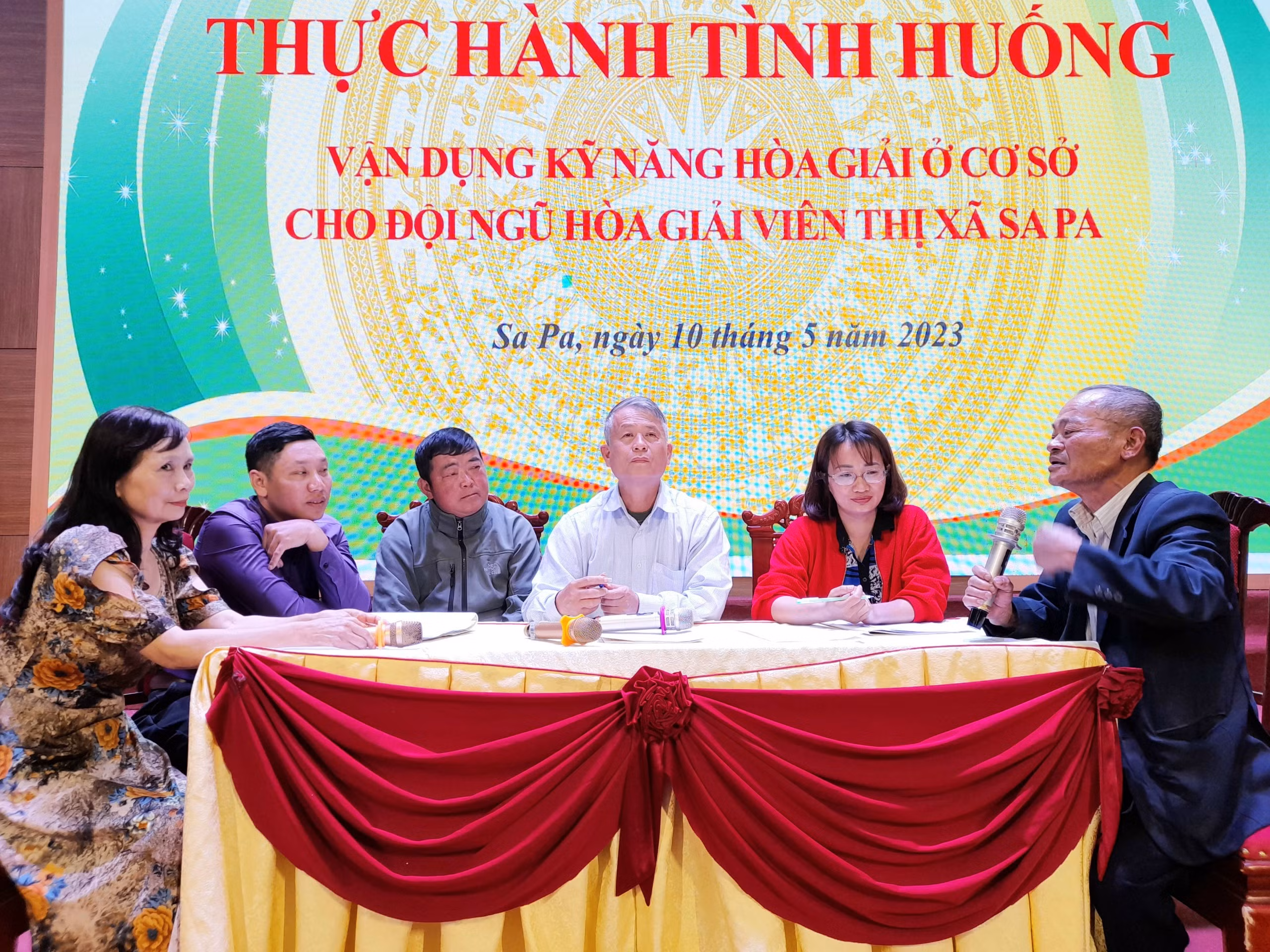 Tổ hòa giải phường Sa Pả, Hàm Rồng giải quyết một tình huống giả định tại Hội nghị.jpg