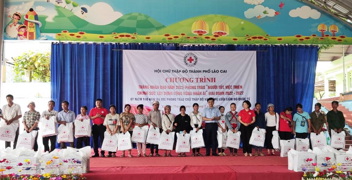 Trao quà cho người dân thôn Nậm Rịa, xã Hợp Thành. Trao quà cho nhân dân thôn Nậm rịa xã Hợp Thành.jpg