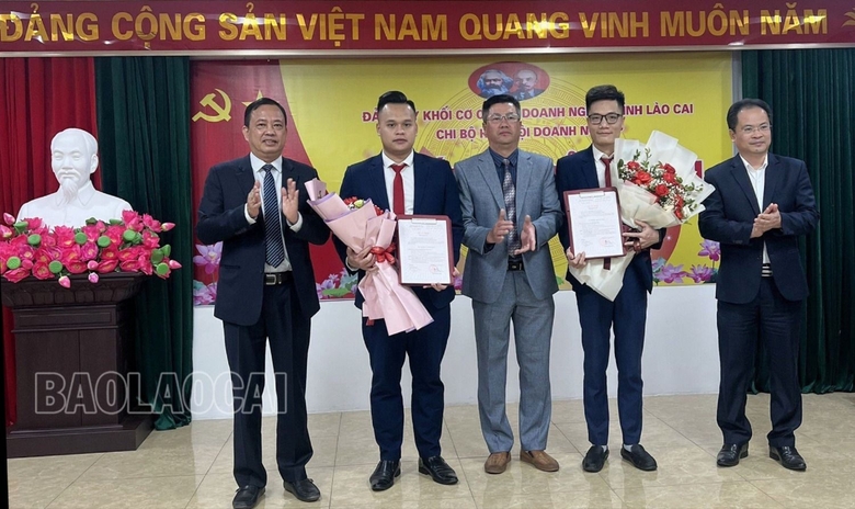 Kết nạp đảng viên tại Chi bộ Hiệp hội Doanh nghiệp tỉnh. Ảnh: Quỳnh Trang Kết nạp đảng viên tại Chi bộ Hiệp hội Doanh nghiệp tỉnh..jpg