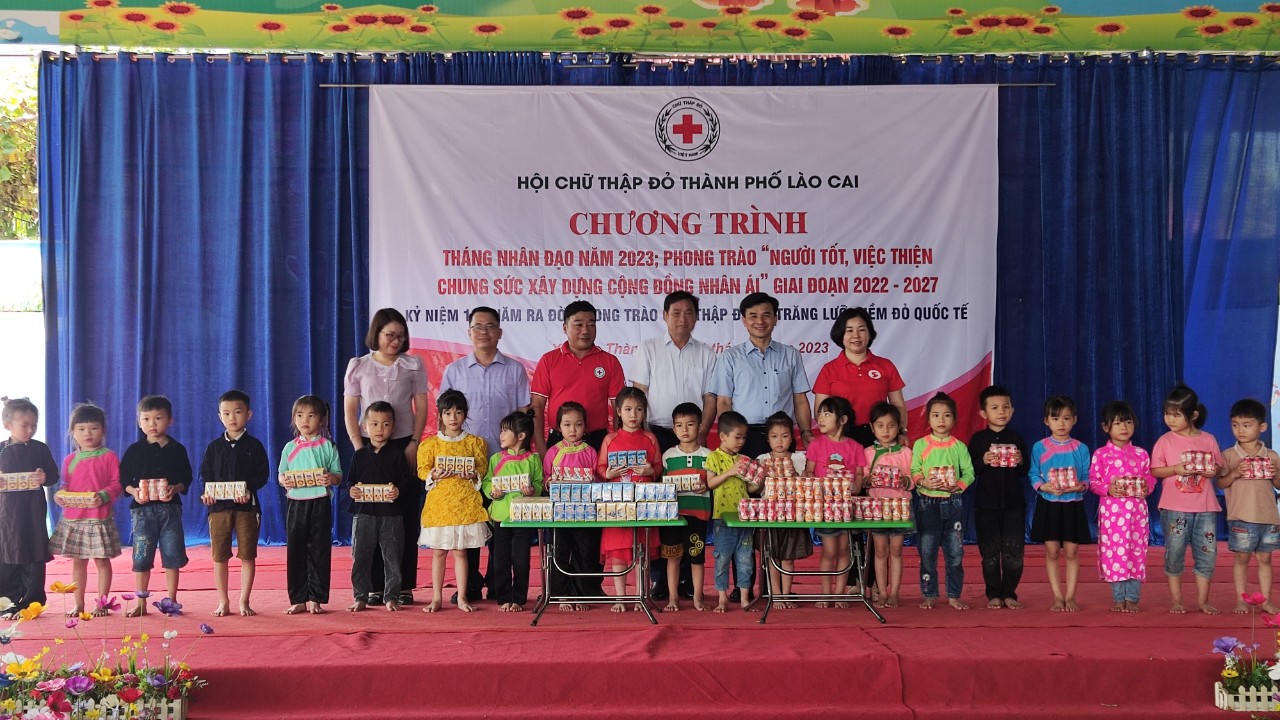 Tặng sữa cho học sinh mầm non. Tặng sữa cho các cháu trường Mầm non.jpg