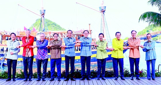 Thủ tướng Phạm Minh Chính cùng các lãnh đạo ASEAN chụp ảnh chung tại phiên họp của hội nghị. l8c-7458.jpg