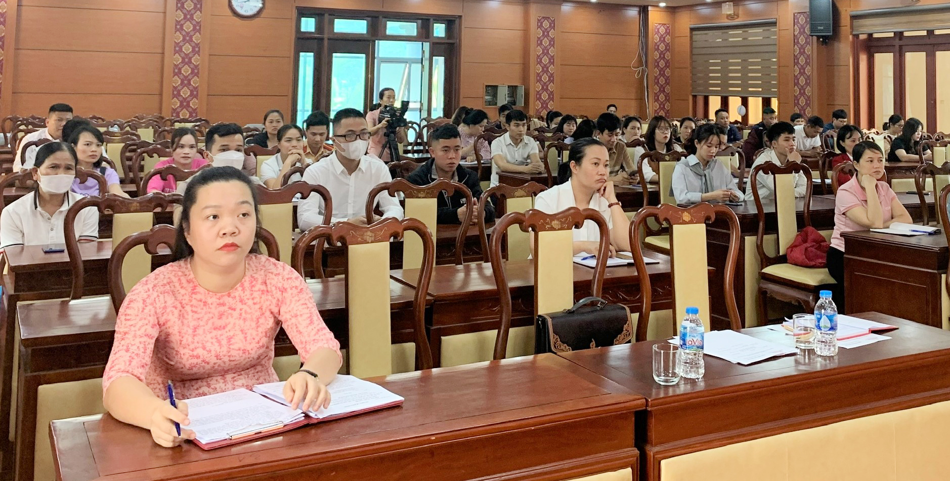 Đại biểu và học viên dự lễ khai giảng lớp bồi dưỡng. b-i-du-ng-2.jpg