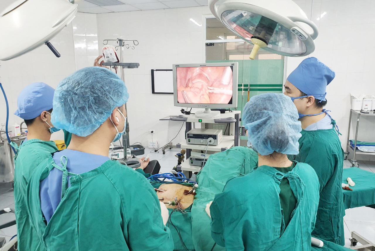 Các bác sĩ của Trung tâm Ung bướu và Y học hạt nhân thực hiện kỹ thuật nội soi cắt đại tràng. mổ nội soi.jpg