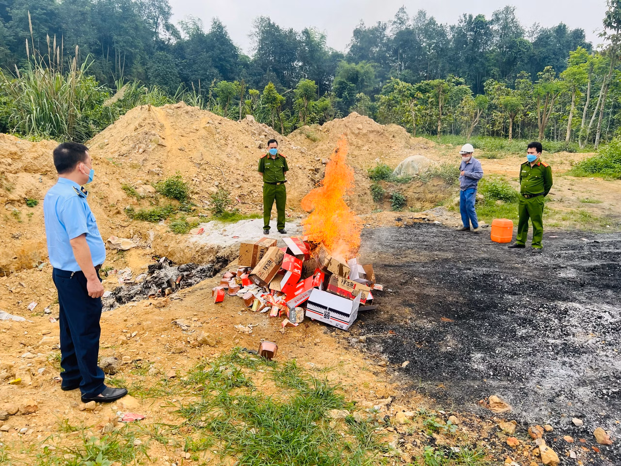 Tieu huy lo hang khong ro nguon goc.jpg