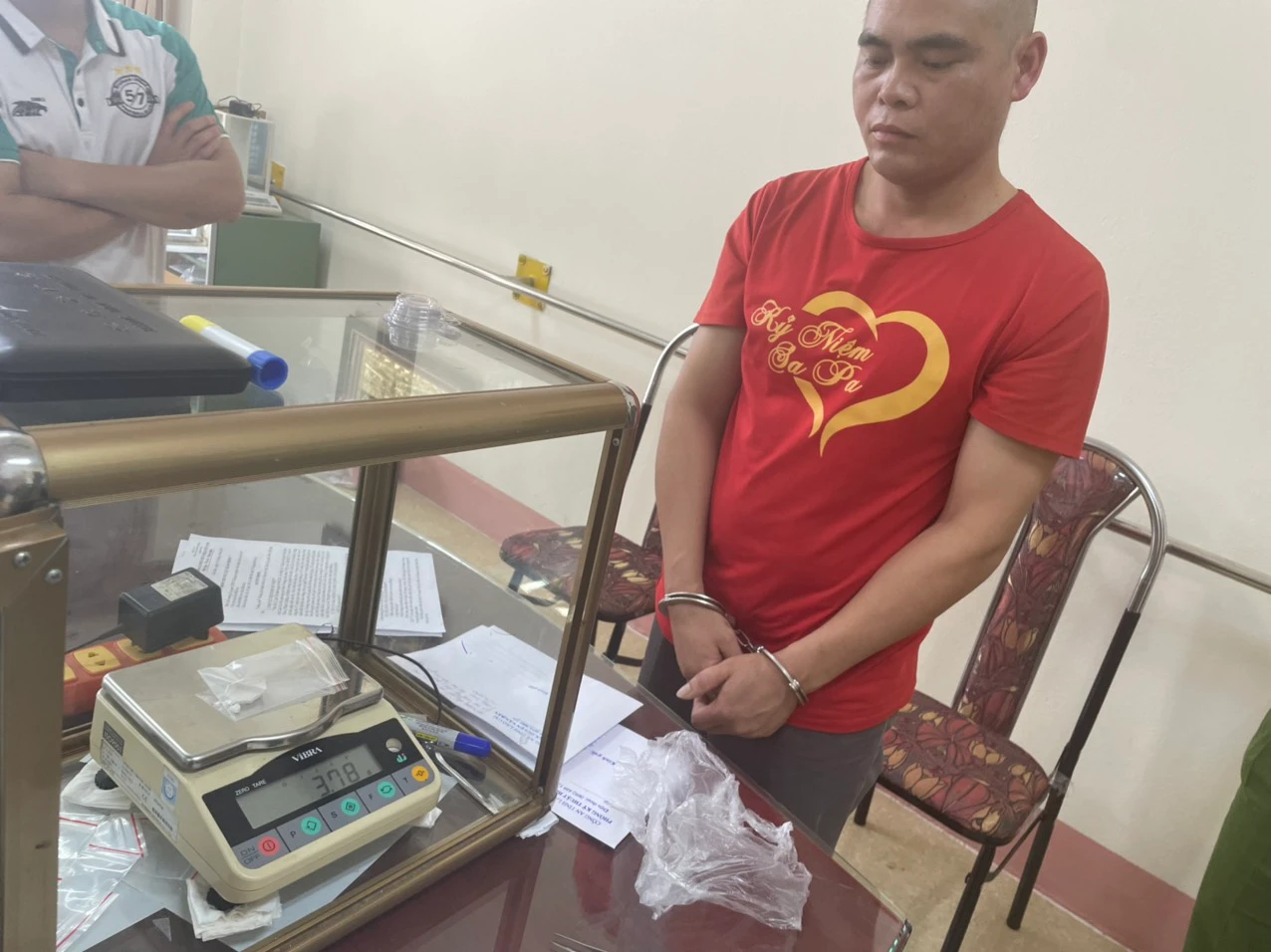 Ảnh 2. Bắt giữ đối tượng Lò Văn Vương (2).jpg