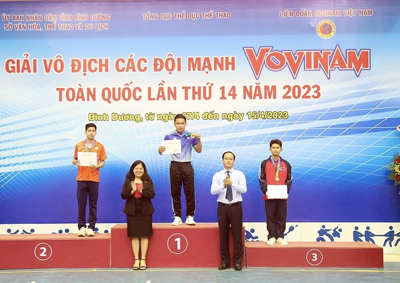 Trao huy chương cho các vận động viên đạt thành tích cao trong ngày thi đấu đầu tiên.
