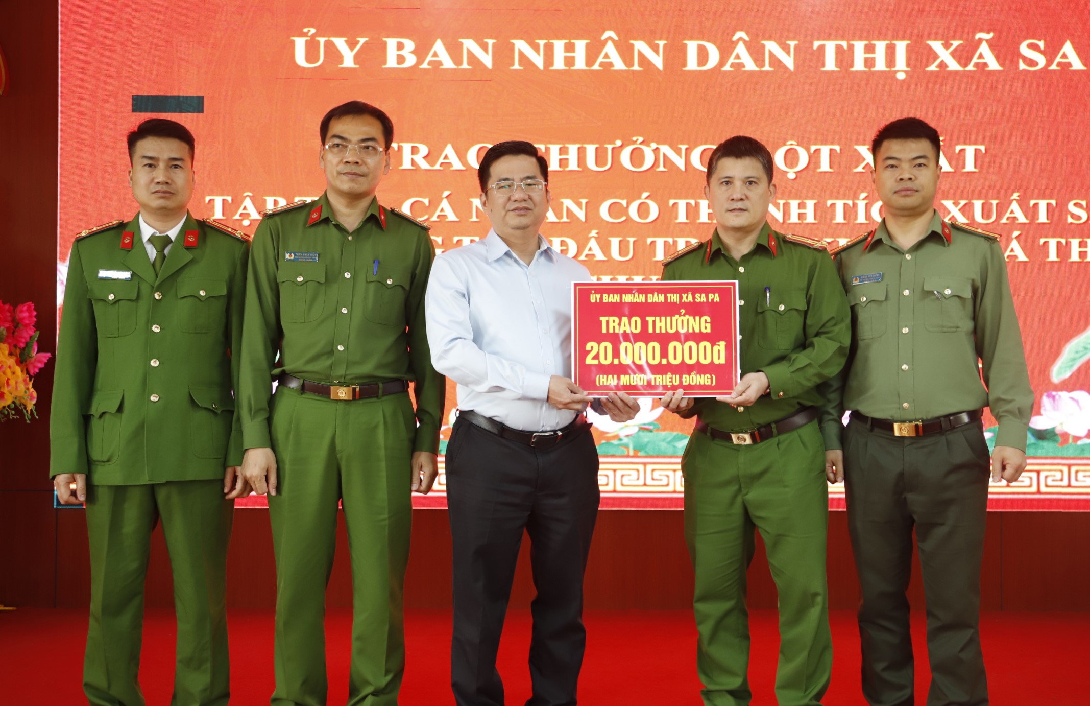Lãnh đạo UBND thị xã Sa Pa trao thưởng đột xuất cho Ban chuyên án. _MG_1941.JPG