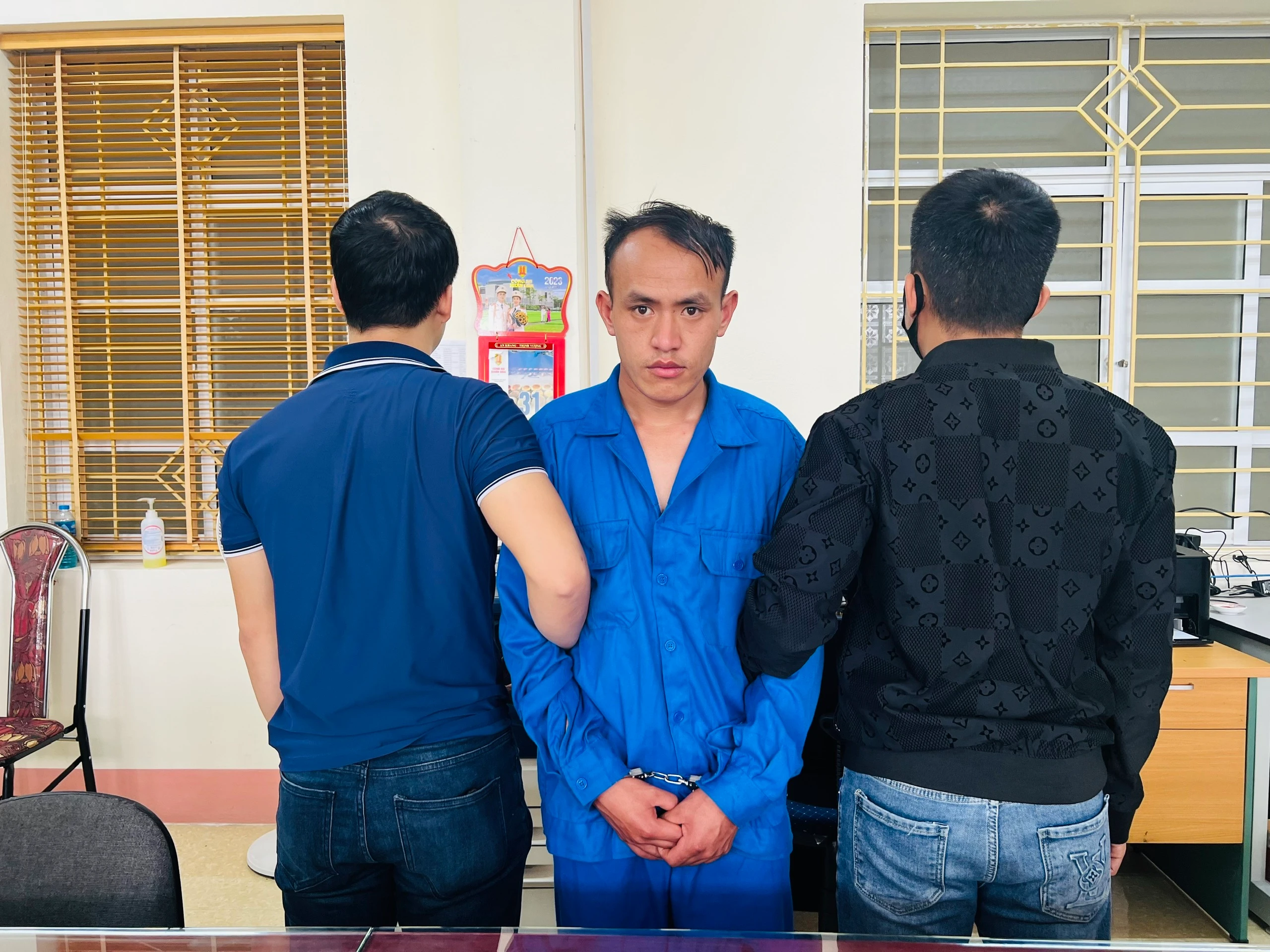 Ảnh 3. Bắt giữ đối tượng Giàng A Sơ, sinh năm 1998 cùng tang vật là 01 bánh heroin (6).jpg