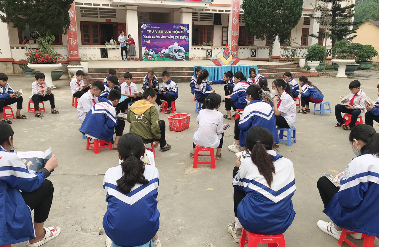 Quang cảnh ngày hội. đọc sách 2.jpg
