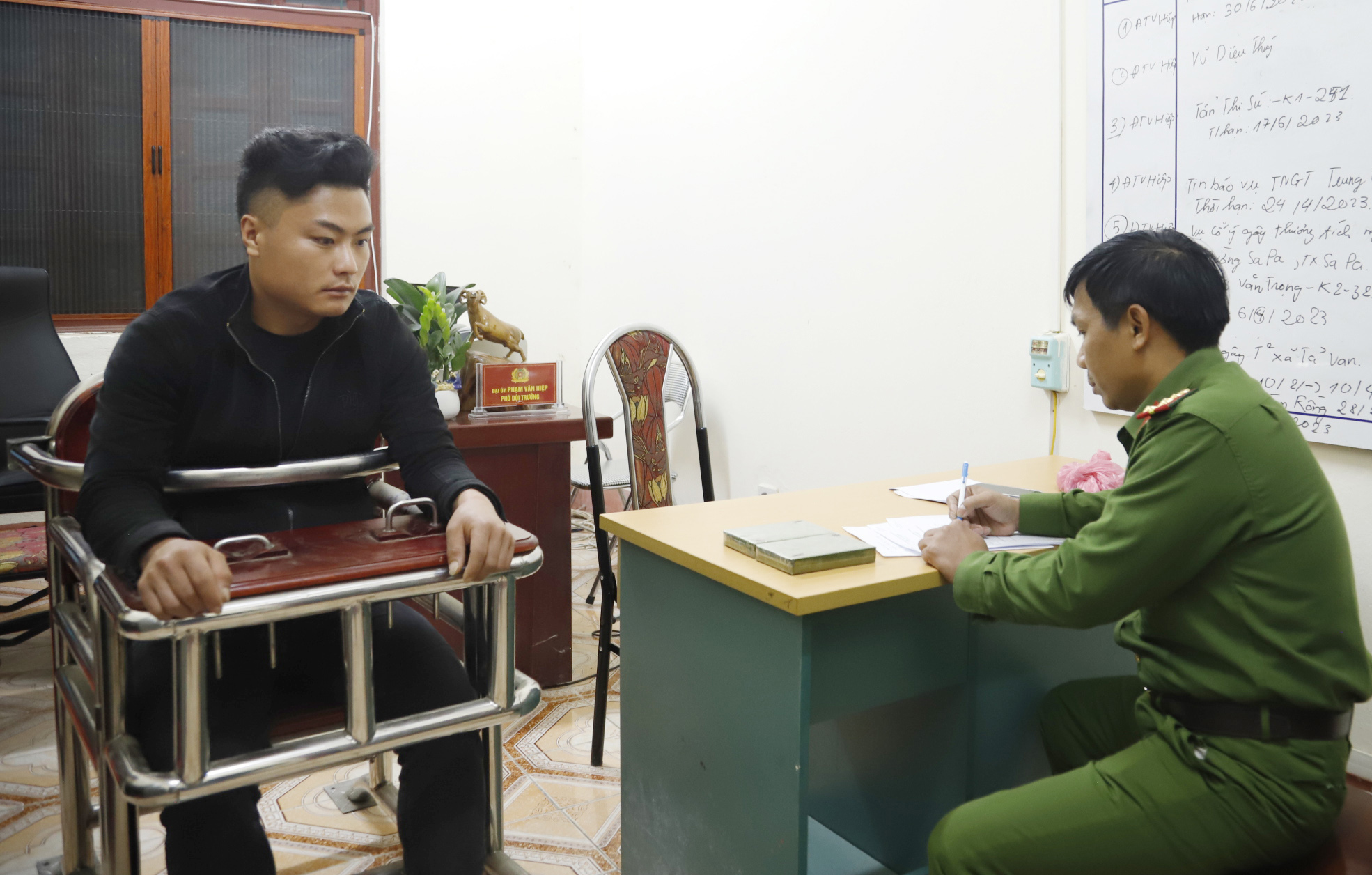 Đối tượng Giàng Seo Sín tại cơ quan công an. công an 2.jpg