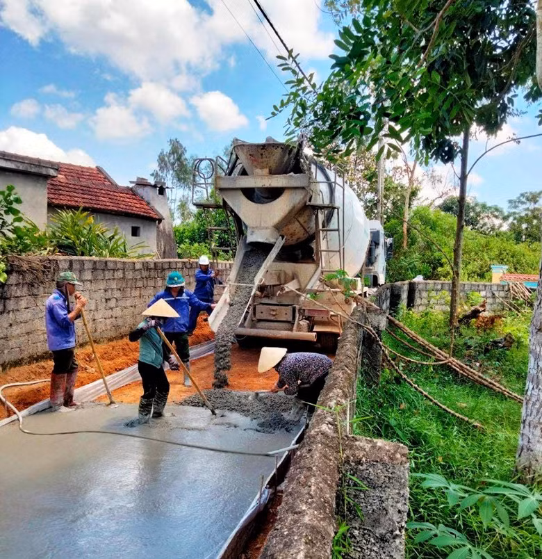 Triển khai xây dựng đường giao thông nông thôn.