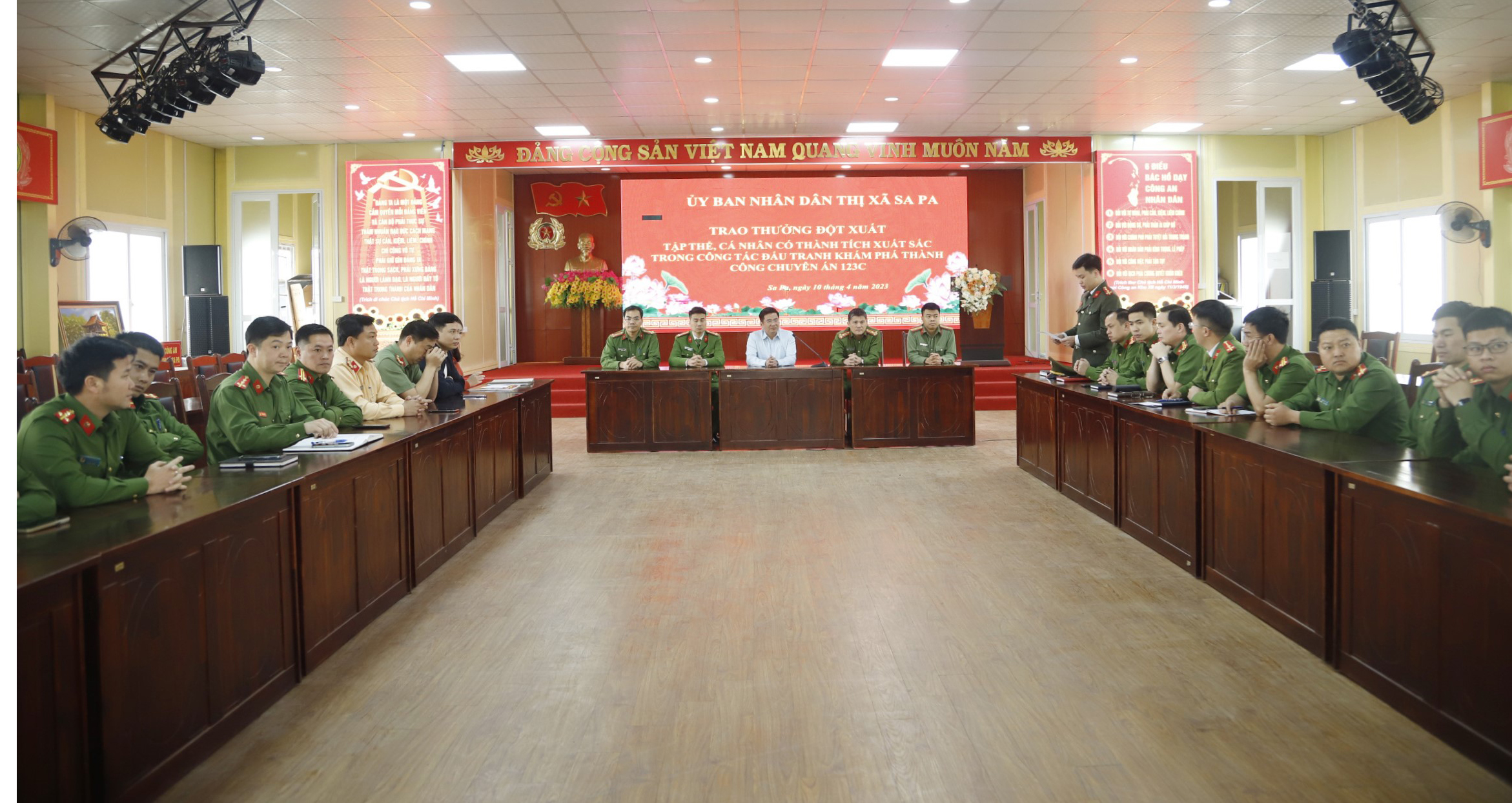 Quang cảnh lễ trao thưởng. công an 1.jpg