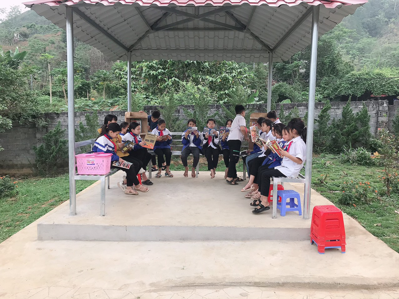 Học sinh trong trường trải nghiệm đọc sách. đọc sách 1.jpg