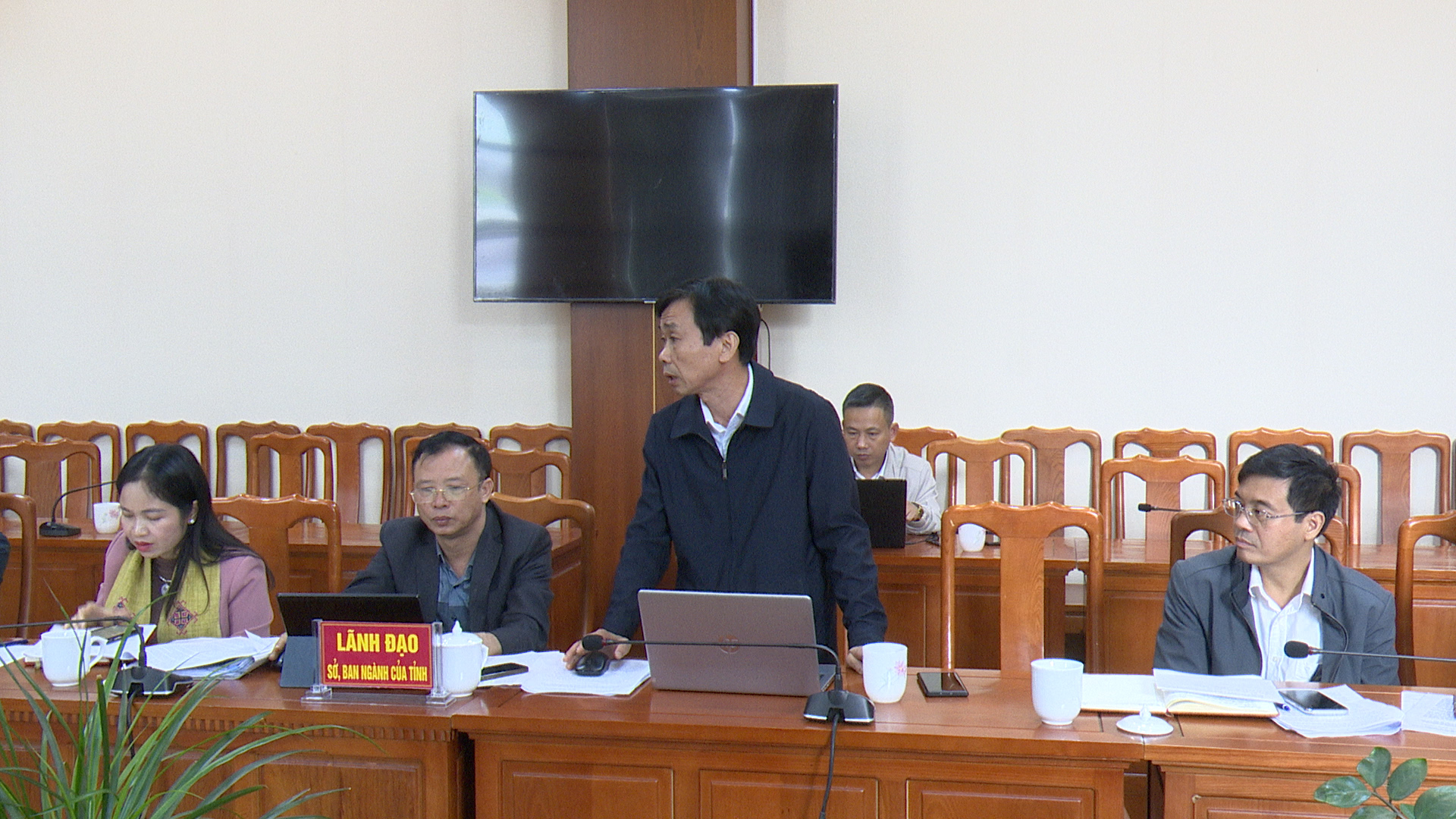 Đại diện sở, ngành phát biểu tại buổi làm việc. Đại diện sở, ngành phát biểu tại buổi làm việc.