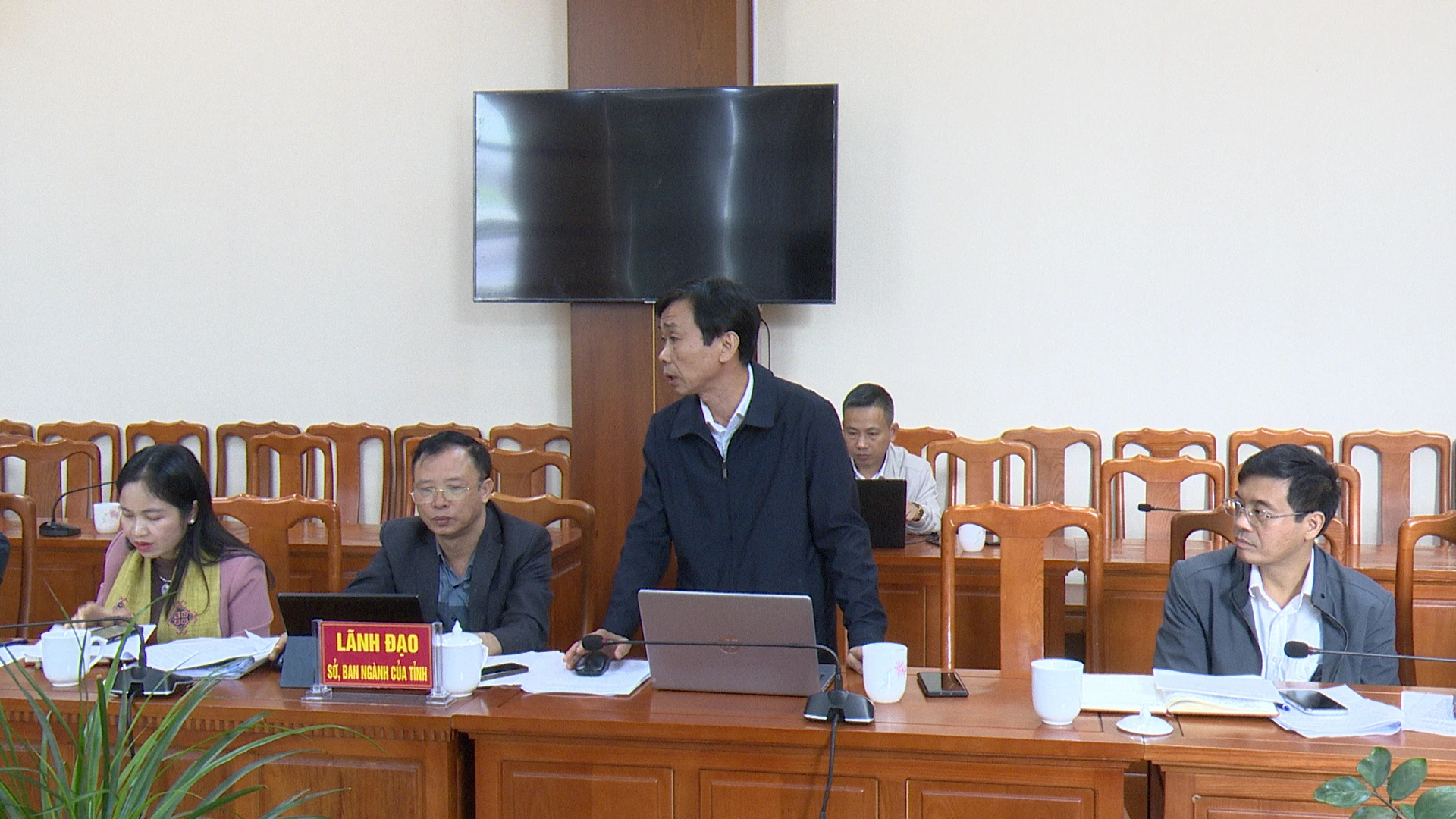 Đại diện sở, ngành phát biểu tại buổi làm việc.