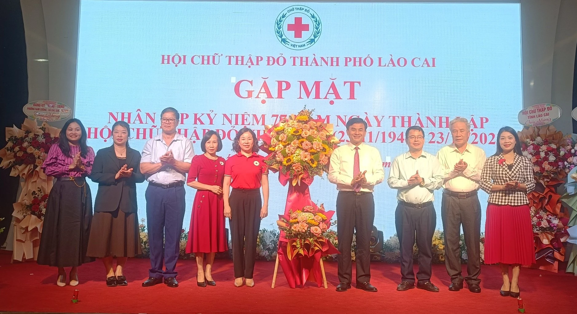 THANH UY DOAN THE TANG HOA.jpg