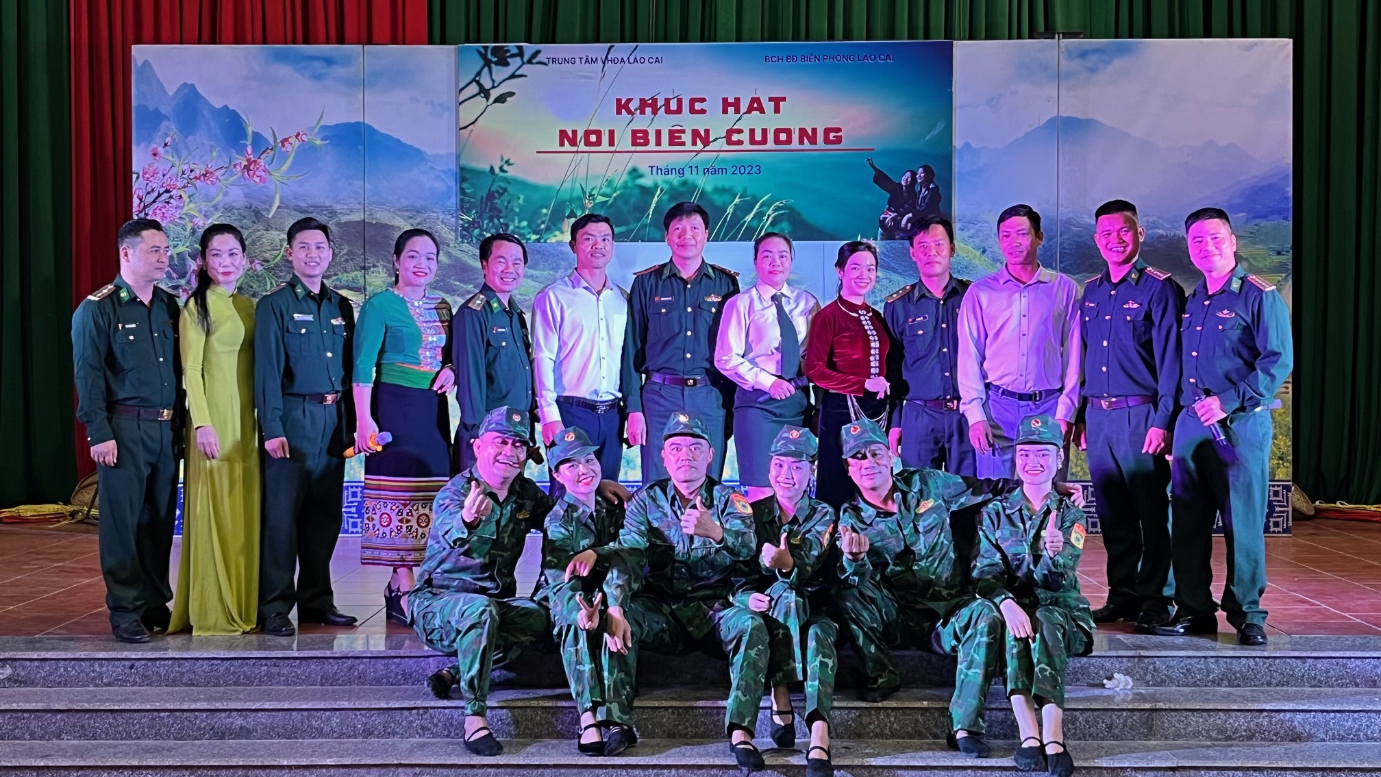 Đội ngũ diễn viên tham gia chương trình. Cán bộ, diễn viên tham gia biểu diễn phục vụ cán bộ nhân dân các dân tộc biên giới.jpg