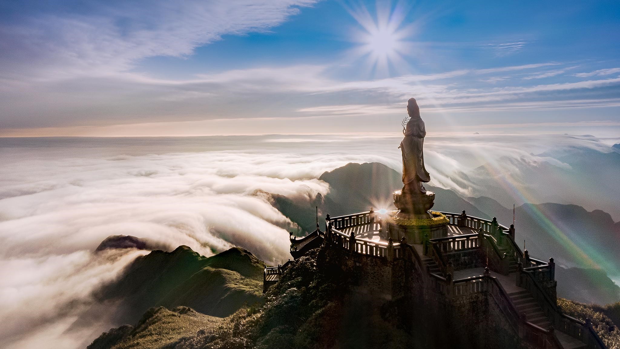 Đỉnh thiêng Fansipan mùa mây phủ. Ảnh: Đào Cảnh. Sun 4.jpg