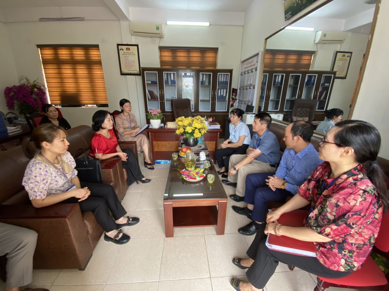 Đoàn cán bộ của Chi cục An toàn vệ sinh thực phẩm tìm hiểu vụ việc. Ảnh đoàn LV của Chi cục.jpg