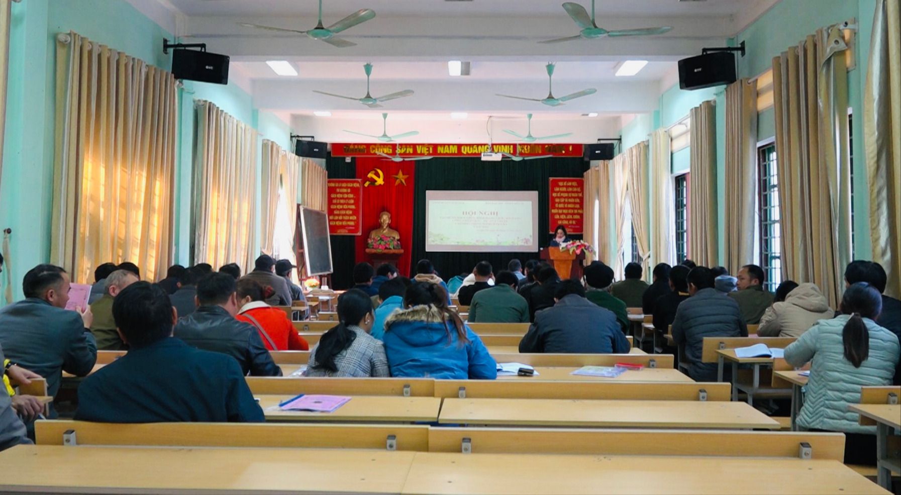 Quang cảnh hội nghị tập huấn. 7739c62a7b1096890fff8b8a7600c7e2.jpg