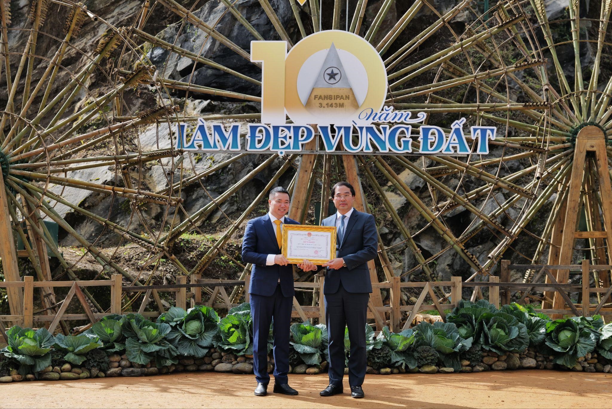 Ông Trịnh Xuân Trường, Chủ tịch UBND tỉnh Lào Cai (bên phải) trao tặng Bằng khen danh dự tới đại diện Sun World Fansipan Legend. Sun 2.jpg