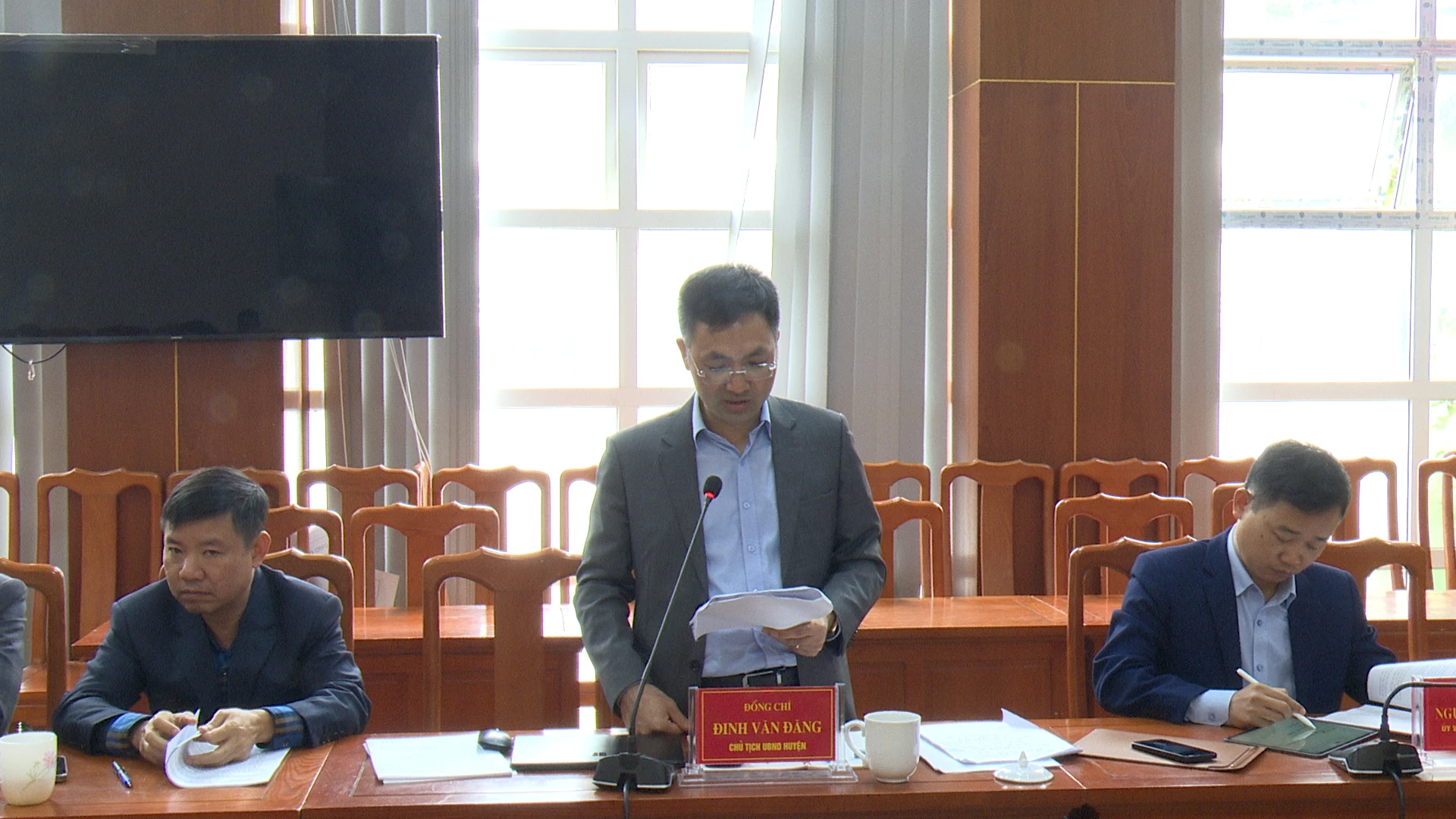 Lãnh đạo huyện Bắc hà báo cáo tại buổi làm việc.jpg