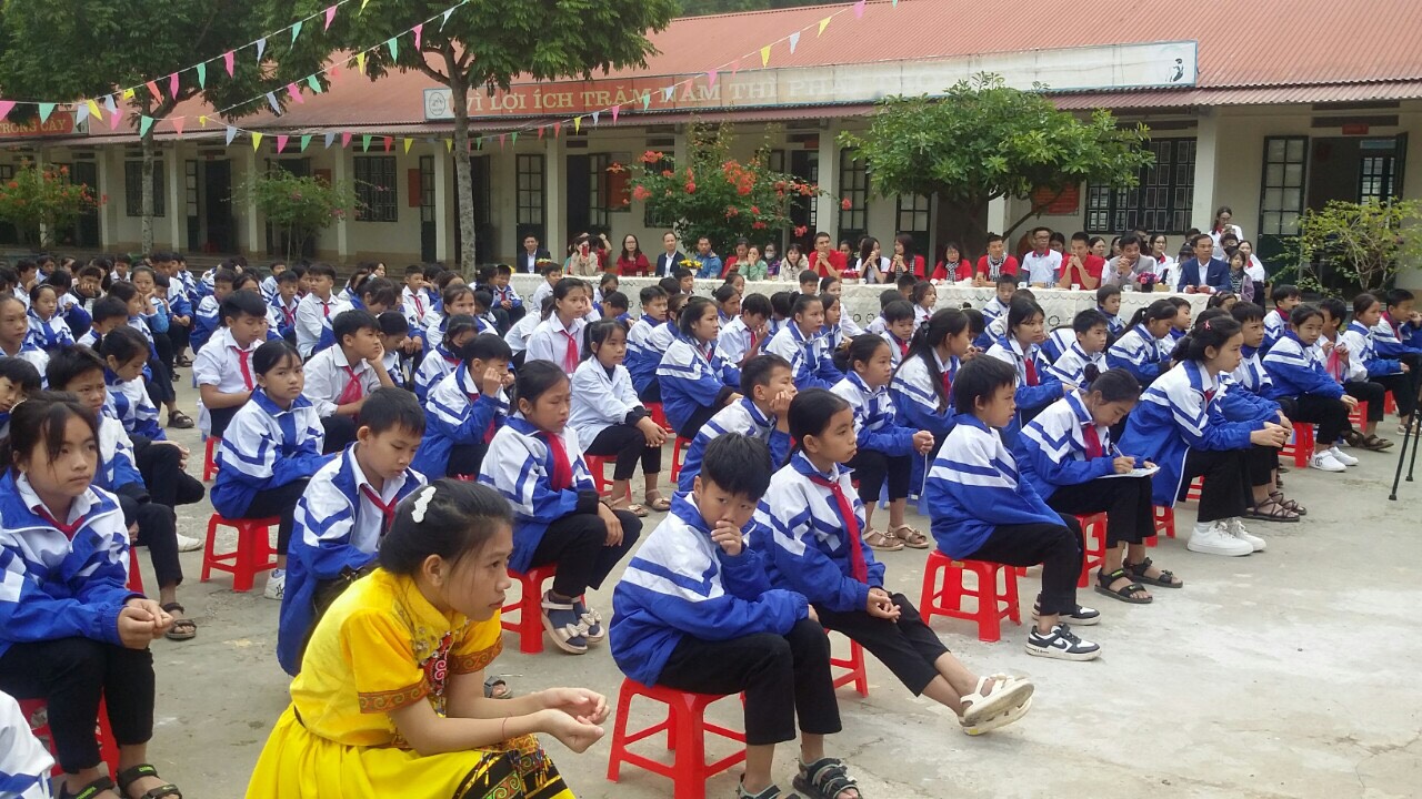 Đông đảo học sinh tham gia ngày hội. z4915942216784_55f0fab715da040247f66217341204a9.jpg