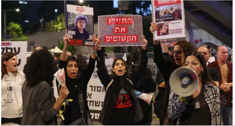 Các gia đình Israel tập trung bên ngoài Bộ Quốc phòng ở Tel Aviv nhằm yêu cầu trao trả tự do cho các con tin bị Hamas bắt giữ.