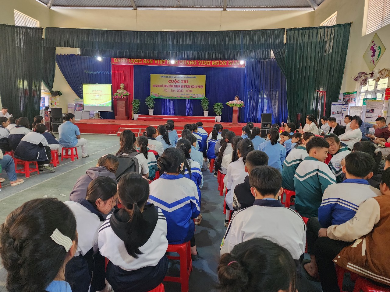 Quang cảnh cuộc thi. Quang cảnh cuộc thi.jpg