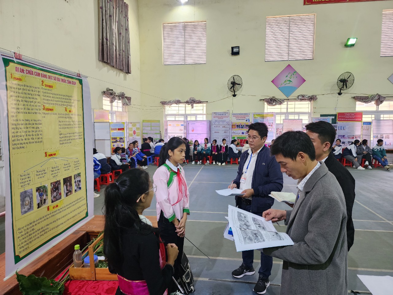 Ban Giám khảo chấm điểm cho các sản phẩm dự thi. Sản phẩm tham gia cuộc thi.jpg