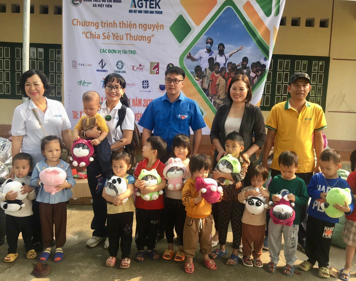 Tặng gấu bông cho các em học sinh.jpg