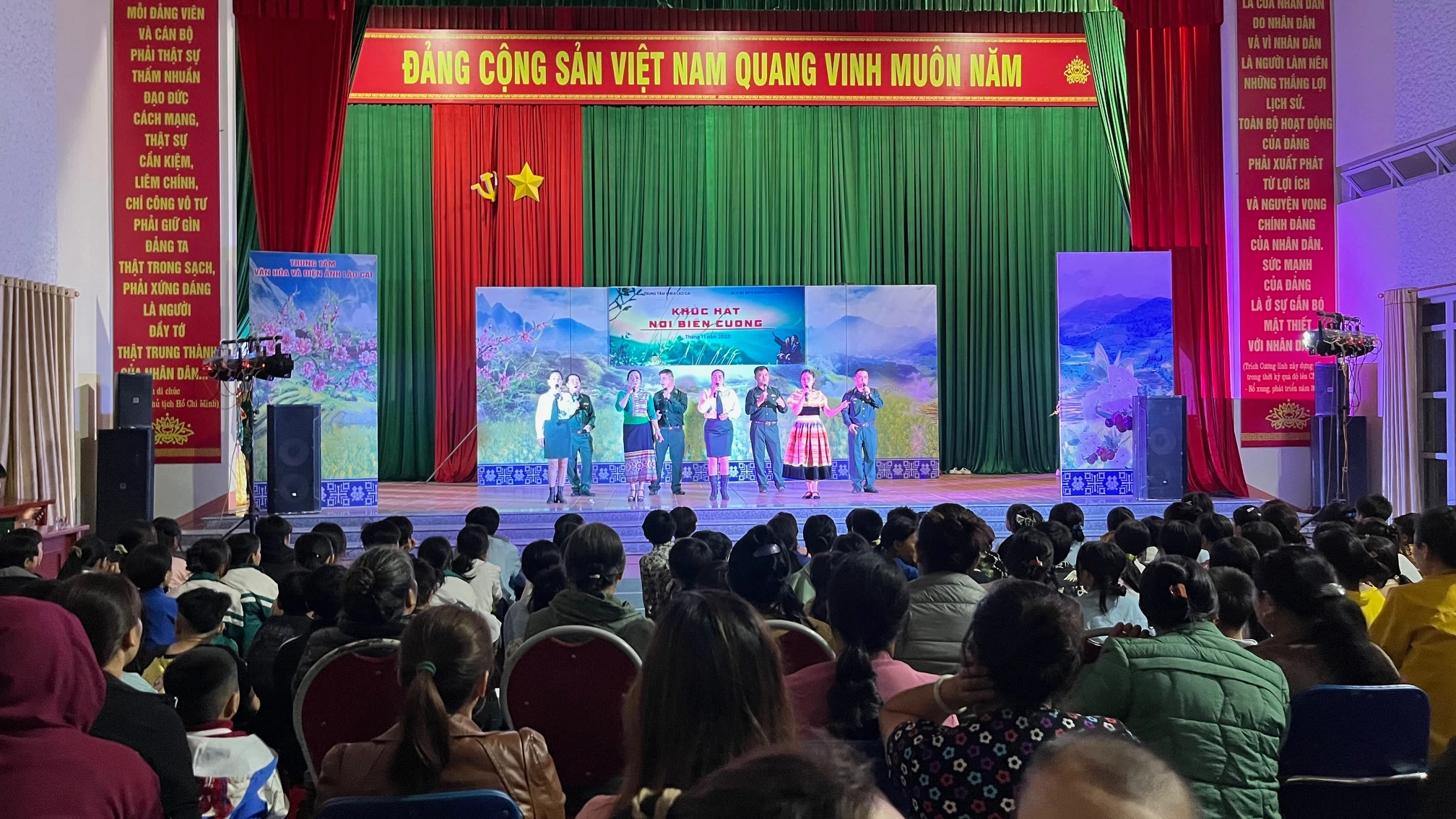 cán bộ, Nhân dân khu vực biên giới hào hứng đón xem chương trình văn nghệ.jpg